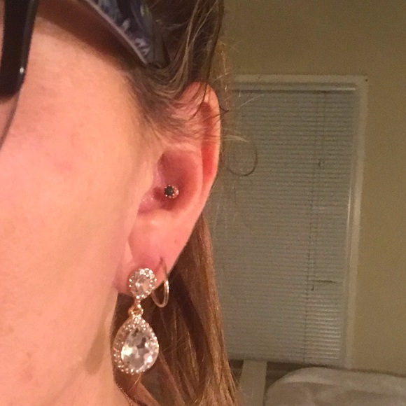 NWT beautiful sparkly crystal earrings - Picture 6 of 8